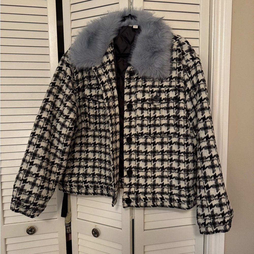 Stylish Black and White Houndstooth Jacket with Light Blue Faux Fur Collar